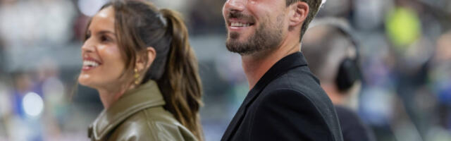 Akrobacija na plaži - Golman i manekenka ispoštovali "golišavu" Božićnu tradiciju (VIDEO)