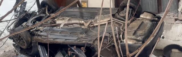 ŠOK NA OZLOGLAŠENOJ KRIVINI KOD IVANJICE NA BADNJI DAN: Auto s četvoro izleteo s puta, probio drveće, pa se ZABIO U KUĆU! Meštani veruju da ih je OVO SPASILO