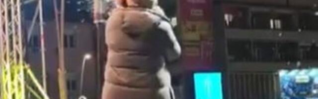 Narod bez struje, Ana Bekuta za 4,5 miliona: Pevačica zasuta grudvama u Čačku (VIDEO)