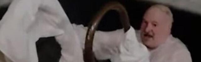 LUKAŠENKO SE NA BOGOJAVLJANJE KUPAO U LEDENOJ VODI! Pogledajte kako se beloruski lider "bućnuo" na minus 15 (VIDEO)