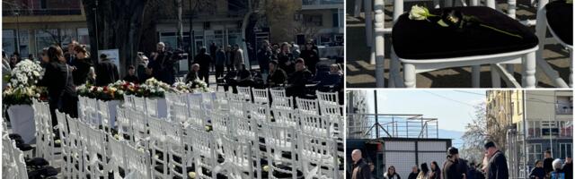 RODITELJI SEDE ISPRED PRAZNIH STOLICA SVOJE PREMINULE DECE U KOČANIMA: Severna Makedonija obeležava godišnjicu tragedije u diskoteci "Puls" (FOTO/VIDEO)
