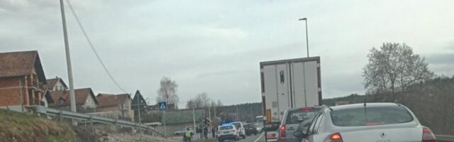 Opasnost na putu, ali stavrno! Pala je nasred kolovoza, užički putari odmah reagovali (FOTO)