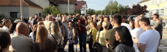 Krcato ispred škole u Mrčajevcima! Brojni meštani došli da pruže podršku dečaku koji je pretrpeo nasilje