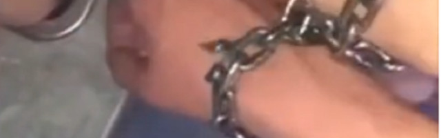 Vezali se lancima na tri meseca kako bi dokazali da su jedno za drugo!