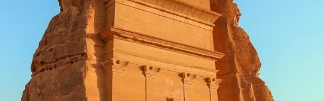 Usamljeni zamak Saudijske Arabije, daleka grobnica poznata kao Kasr al-Farid, uklesana je pravo u džinovski kamen