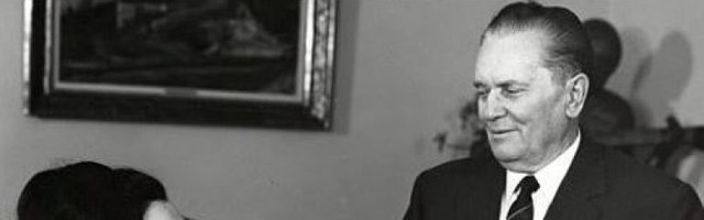 PESMA KOJA JE NA LJUDE DELOVALA SMRTONOSNO: Nakon velikog broja samoubistava, TITO JE ZABRANIO, A ONDA JE JOVANKA PROMENILA ODLUKU! (VIDEO)