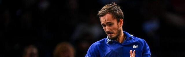 Čarke u Parizu, publika izviždala Medvedeva, Rus im slao poljupce na kraju (VIDEO)