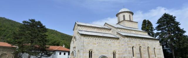 Monasi i monahinje su se prethodne noći molili za mir... Iz manastira Visoki Dečani stiglo upozorenje - međuetnički odnosi na KiM nikada nisu bili gori u poslednje 23!