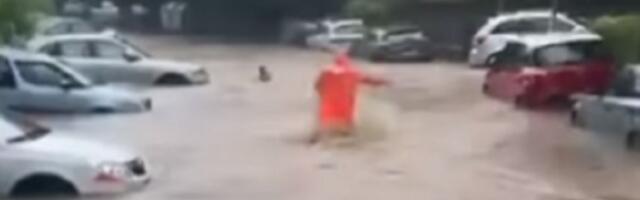 Bujica umalo odnela ženu, spasio je radnik Gradske čistoće (VIDEO)