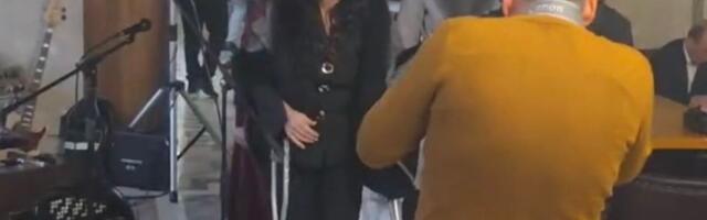 Maja Marijana na štakama, prvi put u javnosti nakon operacije: Teško se kreće, zadobila prelom na 3 mesta