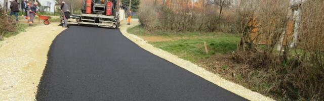 Asfaltiran kilometar ulice u Prekopeči (FOTO)