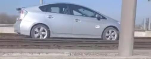 ZBOGOM PAMETI, ŠOK-SNIMAK SA MOSTA NA ADI: Vozio po šinama u kontrasmeru, a onda je naišao tramvaj?! (VIDEO)