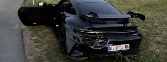 "PORŠE" OD 250.000 EVRA SA SRPSKIM TABLICAMA NAĐEN SLUPAN PORED PUTA U NEMAČKOJ Policija pokušava da reši misteriju