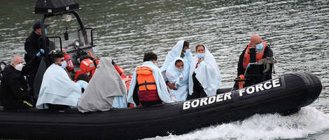 Plivajući 30 kilometara migranti pokušavaju doći do Velike Britanije