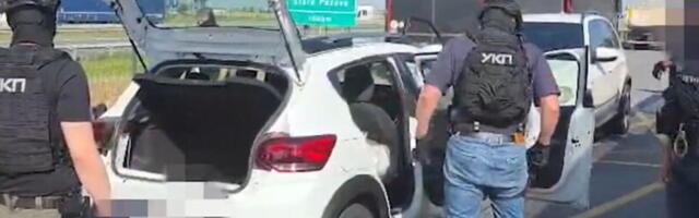 UHAPŠEN NARKO DILER NA PUTU KOD SREMSKE MITROVICE: Policija ga izvukla iz vozila i bacila na pod (VIDEO)