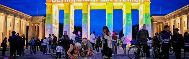 Brandenburška kapija osvetljena u duginim bojama nakon terorističkog napada