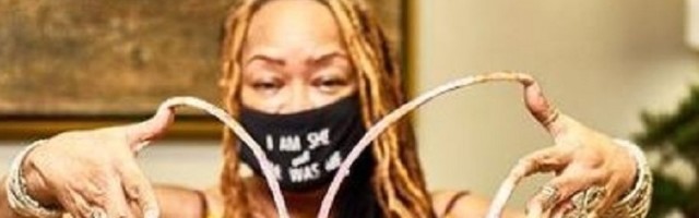 Rekorderka je svoje nokte od 7 metara skratila nakon 30 godina, ali nije mogla da ih odseče grickalicom!