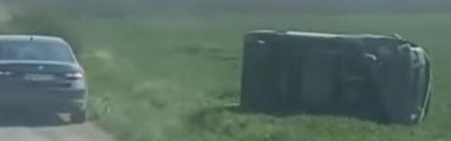 TRAGEDIJA KOD KUZMINA! U prevrtanju kombija poginuo vozač!