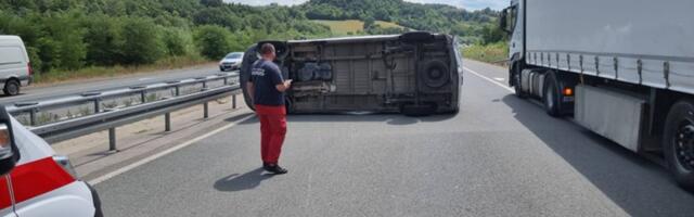 Prevrnuo se kombi na auto-putu Miloš Veliki