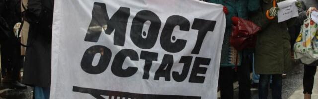 Aktivisti upali na most, pa se zagrljeni slikali sa policijom (FOTO)