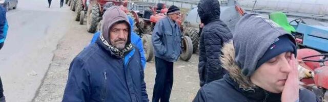 Defile traktorima: „Blokadama je napravljen most, blokadama će biti završen“ (video)