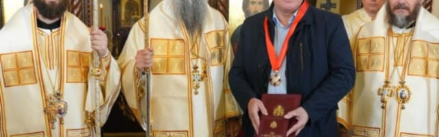 LITURGIJSKO SABRANJE U VINČI: Patrijarh Porfirije osveštao parohijski dom i odlikovao Zorana Anđelkovića Ordenom Svetog kralja Milutina