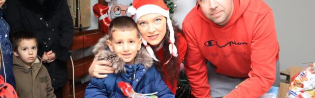 Upravnik zgrade Miloš Stefanović šestu godinu zaredom obradovao najmlađe komšije novogodišnjim paketićima