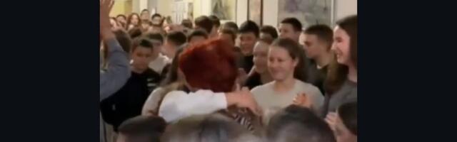 Nastavnica za ceo život: Generacije đaka iz Leskovca ispratile Slobodanku Panajotovu u zasluženu penziju (video)