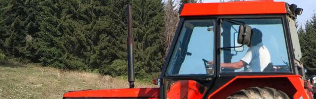 JEZIVA NESREĆA U ŠUMI KOD BAĆEVCA: Traktor pao na starca dok je izvlačio drva, hitno prebačen na reanimaciju!