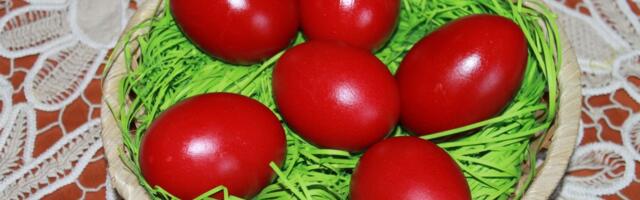 Ovako se dobija prava crkvena boja za jaja: Košta samo 150 dinara, a dobijate najlepši crveni pigment