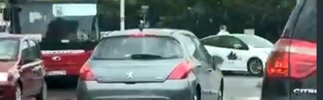 Vozač "pežoa" bez pameti: Pogledajte šta je uradio (VIDEO)