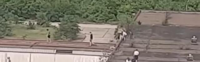 (VIDEO) DEČAK (14) PROPAO KROZ KROV ZGRADE! Pao sa visine od 4 metra, hitno prebačen na Institut za majku i dete: Drama na Novom Beogradu!