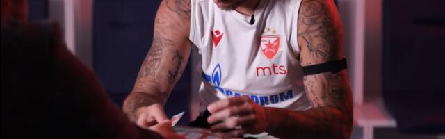 "Narodnjaci u svlačionici Austrije? Svega ima": Marko Arnautović zalepio sebe u Paninijev album, pa otkrio šta je spreman da uradi za visok plasman na Mundijalu /VIDEO/