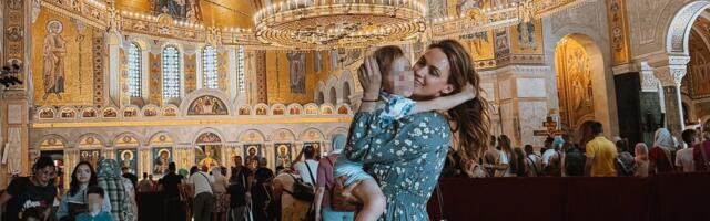 "Imali smo čast" Žena Nikole Rokvića sa ćerkom celivala svetinju u Hramu Svetog Save: "Ljudi imate moj naklon"