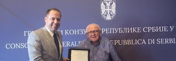 DEDA GOJKU URUČENA PLAKETA, 27 GODINA RADIO KAO DOMAR U KONZULATU U TRSTU: Država Srbija nikog ne zaboravlja! Ni svoje najstarije i najvrednije dijasporce