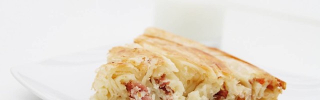 Još ukusnije od originala - harmonika burek sa mesom i krompirom, specijalitet koji Bosanci obožavaju