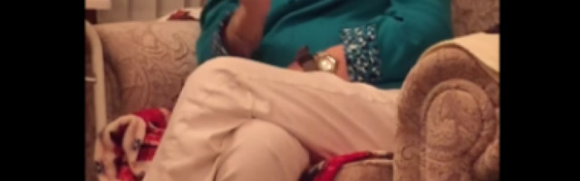 Ovaj video će vas nasmejati do suza! Virtuelna stvarnost je mnogo zabavna, posebno za starije