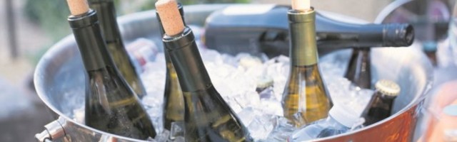 BRZINSKI TRIKOVI! Evo kako da RASHLADITE FLAŠU VINA za 3 MINUTA!