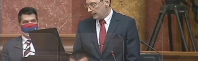 Bakarec: Vučić uzdiže, vakciniše i leči Srbiju (VIDEO)