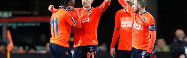 Aleksić pred tribinama koje su popunili žene i deca