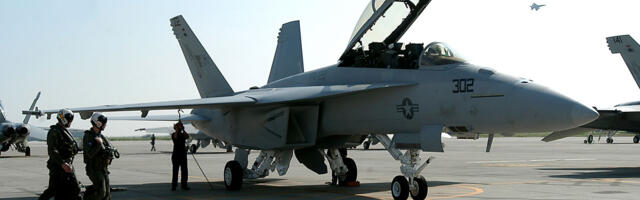 F/A-18 Super Hornet pao sa palube nosača u more