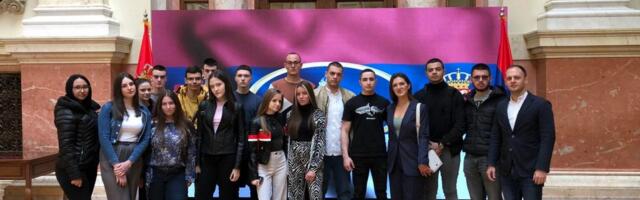 Učenici Ekonomske škole iz Leskovca sa narodnim poslanicima posetili Narodnu skupštinu