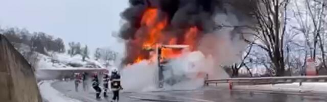 Румунија: Аутобус са скоро 50 људи запалио се на аутопуту