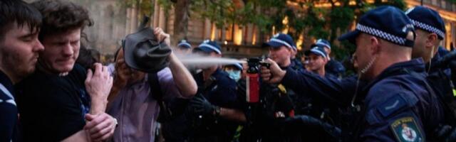 ULICE PRETVORENE U BOJNO POLJE! Sukob policije i demonstranata - SUZAVAC, HAPŠENJA I HAOS zbog izraelskog predsednika! (FOTO, VIDEO)