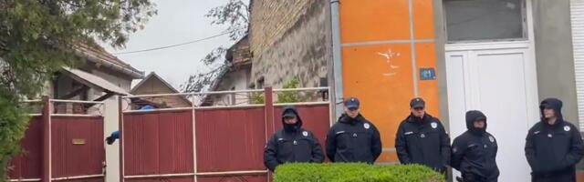 Policija obezbeđuje privatan posed u Kuli: Građani tvrde da se u kući vrši kupovina glasova