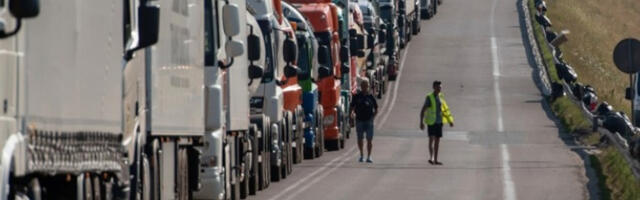 Теретњаци чекају сат времена на излазу из Србије на Сремској Рачи