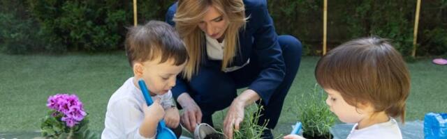 "MIRISI PROLEĆA VRATILI SU ME U DETINJSTVO..." Ministarka Stamenkovski sa sinovima sadila cveće u vrtiću, podelili radost za Đurđevdan