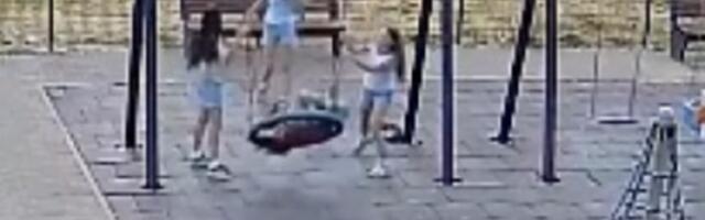 Snimak tinejdžera koji uništavaju ljuljašku na dečjem igralištu u Novom Pazaru razbesneo građane: Nevaspitanje i bezobrazluk (VIDEO)