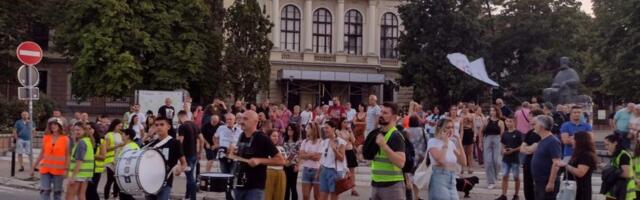 Nije dovoljno samo glasati, već i zaštititi svaki glas: Studentska tribina „Kako do pobede na parlamentarnim izborima?” na Đačkom trgu u Kragujevcu