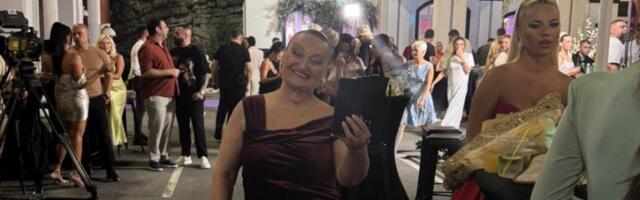 Pevačica se bori za život, ostala bez kose, a sad došla na žurku Elite! Ne skida osmeh sa lica